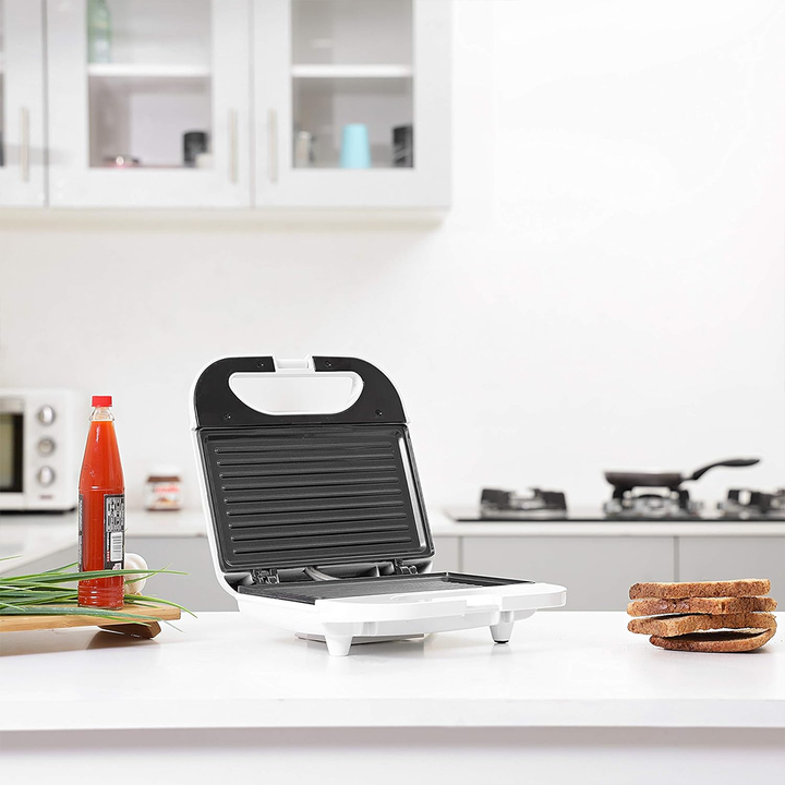 Toast maker machine for quick breakfast sandwiches