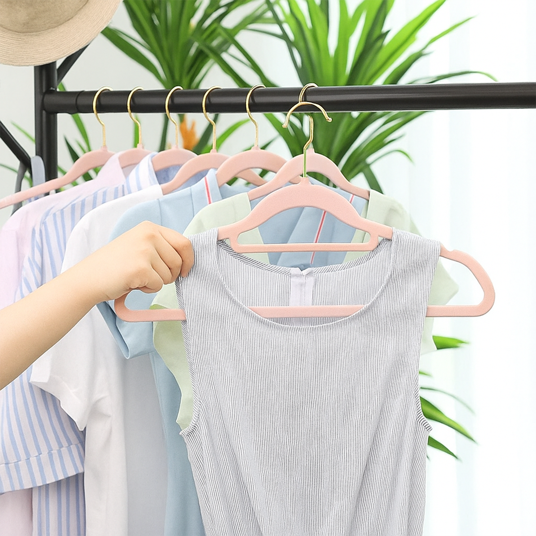 MOONCEE Premium Velvet Non-Slip Hangers – Ideal for Clothes, Coats & Pants